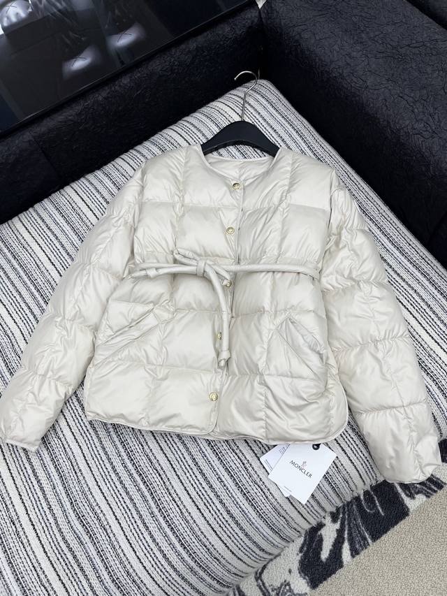 爆款现货 原单品质 Mon*｜25秋冬新品羽绒服外套 面包服设计 90鹅绒 菱格压线设计！ 云朵般柔软的舒适感Yyds！ 可甜可盐气质少女风！ 配订制腰带 专属