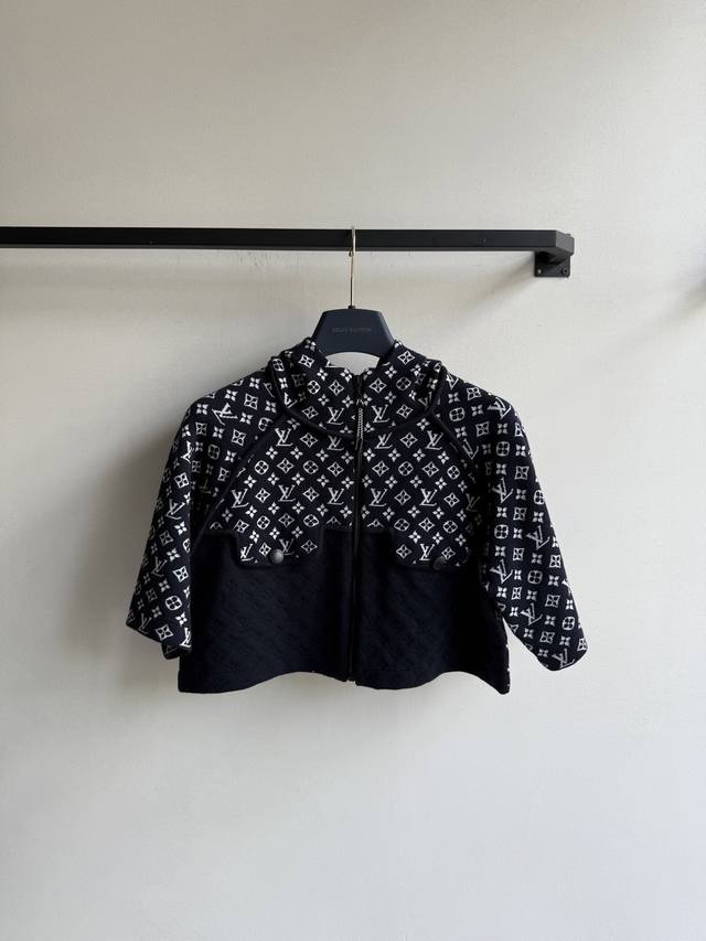 Louisvuitto* 新款，短款版型帽衫ＳＭＬ.