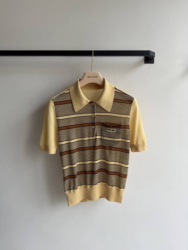 Miumi* 25Fw秋冬新款 微标黄条纹短袖针织polo上衣丨独家Yb开发！高版出品！订染纱线毛料同原版一致！区别市面版本有色差！复古风针织polo，黄棕条纹