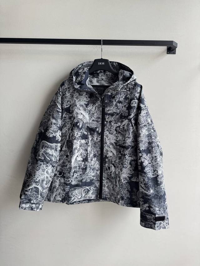 Dio* 2025早秋新款茹伊提花连帽宽松冲锋衣新一季配色，定制科技提花面料，全幅大气动植物图案提花，质感挺括有型，提花肌理清晰生动，拉链连帽宽松廓形，版型挺括