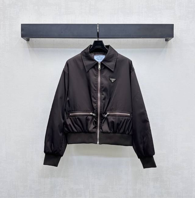 prad*2025新品上架 翻领棉服外套 定制Yb进口尼龙材质 挺括光泽有型 内里衔棉处理 保暖舒适 开襟拉链调节设计配合对称拉链口袋装饰 增添造型层次感 胸前