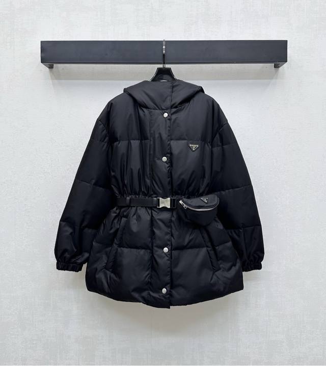 prad*2025新品上架 连帽腰带羽绒服 定制Yb进口再生尼龙材质 保暖舒适 内里白鹅绒填充 轻盈保暖 开襟双头拉链设计配合刻印按扣调节处理 增添造型层次感