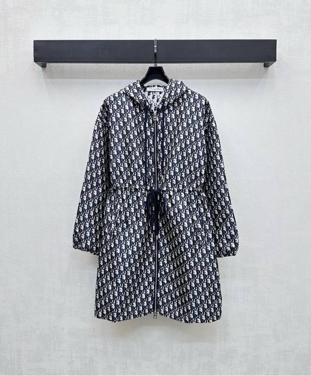 Dio*2025新品上架 提花冲锋连衣裙 定制Yb进口提花冲锋材质 立挺舒适有型 通体标志性字母徽标提花满铺元素 彰显品牌调性 开襟双向拉链设计 配合腰间抽绳调