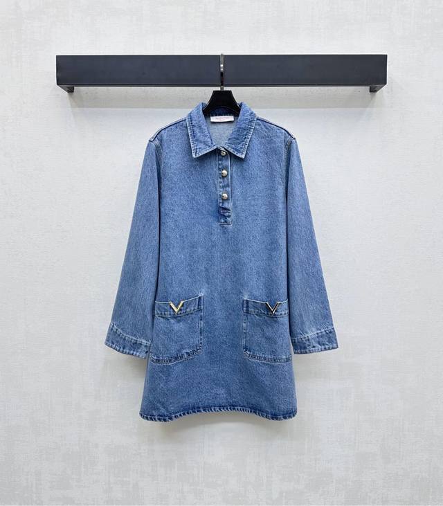 Valentin*2025新品上架 翻领牛仔连衣裙 定制Yb进口斜纹棉牛仔材质 挺括舒适有型 酵素水洗工艺不易串色脱色 半开襟刻印纽扣调节设计 增添造型层次感
