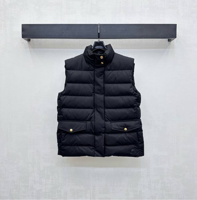 Moncle*2025新品上架 立领羽绒马甲 定制Yb进口尼龙材质 内里白鹅绒填充 轻盈保暖 经典长方格纹理 配合对称翻盖口袋设计 增添造型层次感 腰侧点缀标志