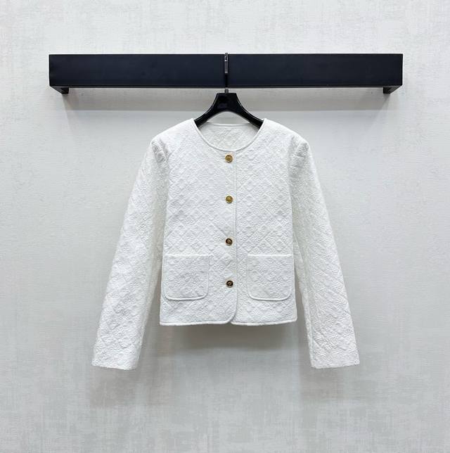 Celin*2025新品上架 圆领提花棉服外套 定制Yb斜纹全棉提花材质 内里衔棉处理 轻盈保暖 沿用开襟刻印纽扣调节设计 配合对称口袋装饰 增添造型层次感 通