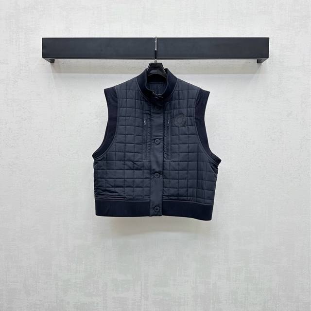 Herme*2025新品上架 格纹羽绒棉马甲 定制Yb进口尼龙材质 内里羽绒棉填充 轻盈保暖 纽扣开襟高领版型设计 配合通体方格压纹肌理 增添造型层次感 胸口标
