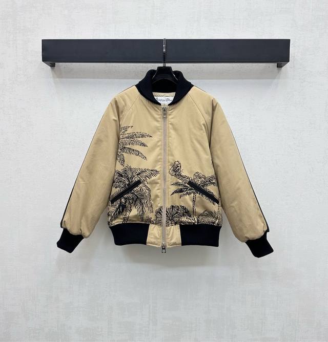 Dio*2025新品上架 印花棉服夹克外套 定制Yb进口斜纹全棉材质 质感高级 品相十足 内里衔棉分布 均匀保暖 通体前后满印标志性蝴蝶椰树椰林印花元素 彰显品