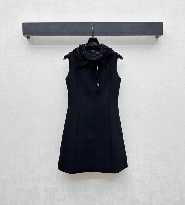 Louis Vuitto*2025新品上架 风琴花边压褶背心裙 定制Yb进口醋酸材质 质感清透 垂顺舒适 领口延伸至两肩沿用多层立体风琴压褶花边设计 增添造型层
