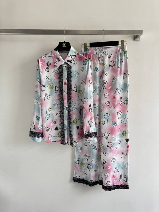 Chane* 25系列新款 蕾丝花边真丝长裤 面料清爽透气，柔软亲肤，穿上它，仿佛秋天的浪漫变得更加温柔裁剪是弹力系扣阔腿直筒设计，很好的修饰身型 超级显瘦显腿