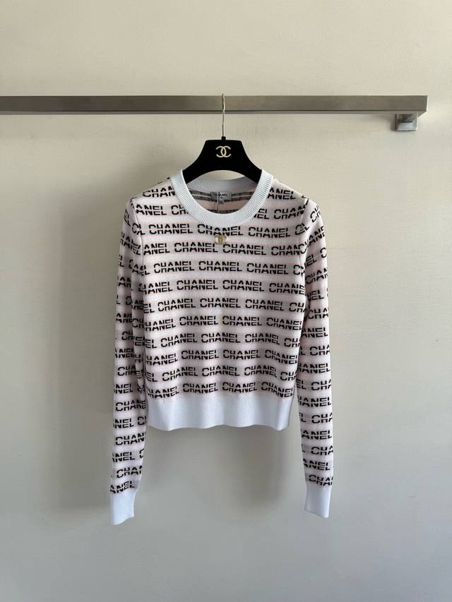 Chane* 25Fw新款套头针织衫 布满Logo字母印花装饰 圆领简洁百搭，质感柔软舒适，织面饱满细腻上身显温柔气质 常规版型上身自在无束缚，日常通勤都可穿！