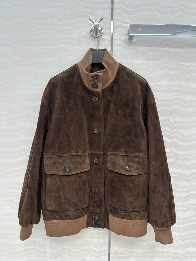 独家首发 高端品质控必入！pr高智感时髦精穿搭！25S早秋新品独家定制麂皮绒面工艺拼接罗纹设计棒球夹克外套反差感可甜可盐！本季必入麂皮绒皮衣外套！烫印Logo低