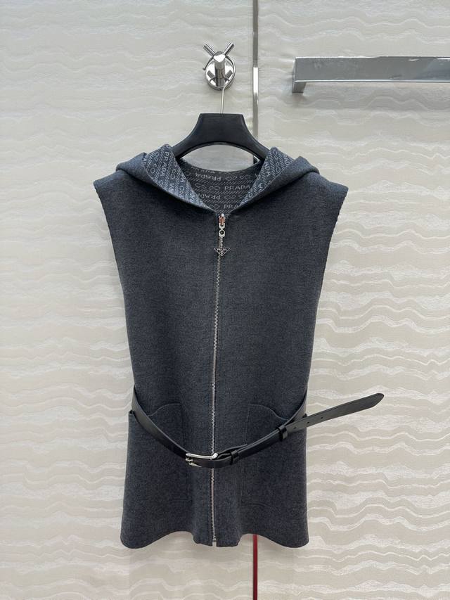 独家首发 原单品质pr老花双面羊毛马甲外套。减龄少女气质连帽双口袋设计！配送腰带上身时髦又高级！双面可穿Logo设计。重磅进口羊毛纱线挺阔质感无敌赞，气质优雅的