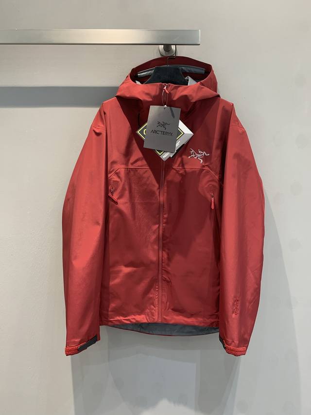 男女同款 代工品质 始祖鸟Beta Lightweight冲锋衣，- Gore-Tex面料：具有卓越的防水性能，能有效阻挡雨水和雪的侵入，防水指数较高。同时，具