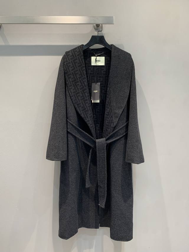 Fd2025秋冬新款Ff老花链条系带中长款大衣，原版定织100%澳洲超细羊毛立体双F老花双面呢面料，上身手感软糯有型！搭配同色系腰带，宽松版型落肩设计，慵懒中透