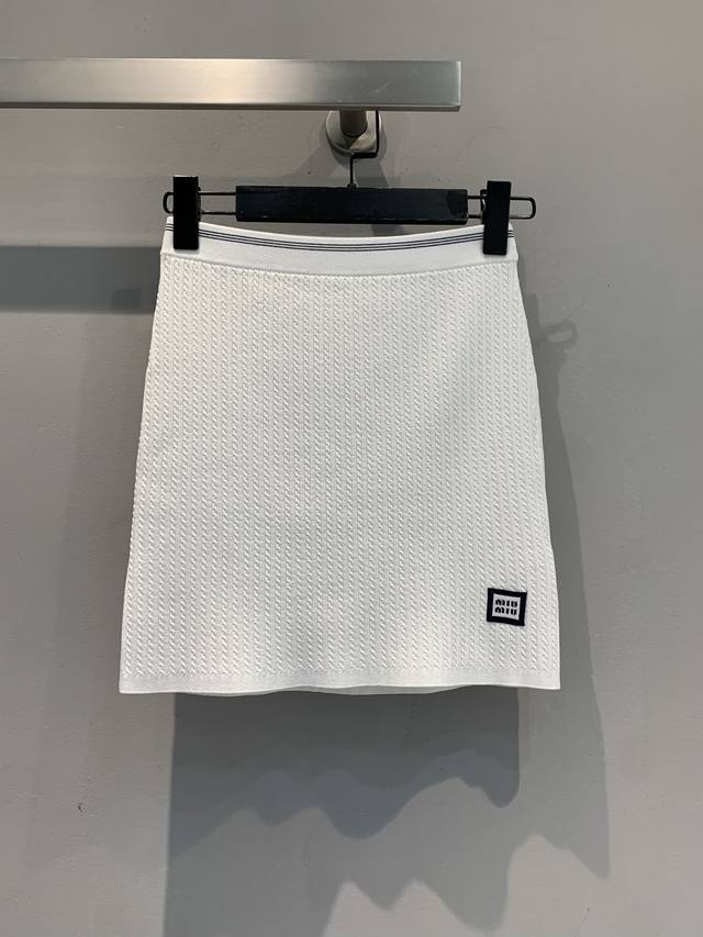原版开发 Miumi*2025早秋新款学院风麻花纹针织半裙。极简白立体针织纹理。腰头撞色线条小标点缀，看似简单却藏满设计巧思适配度100%的百搭王。搭短上衣露腰