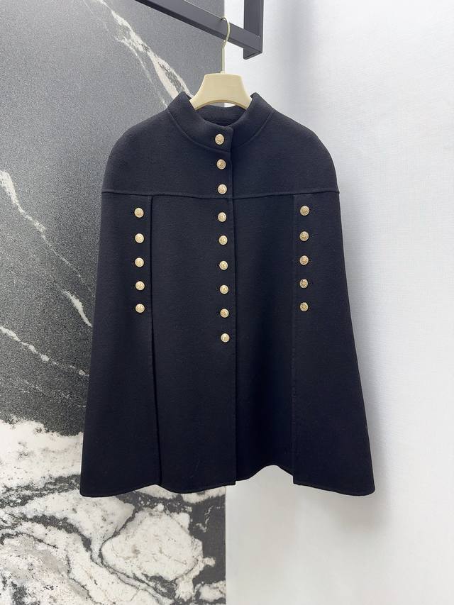 L家 25Ss 秋冬新品羊绒披斗篷外套 定制10羊绒90羊毛呢面料质感细腻挺阔 纯手工包边工艺 不规则垂坠感帅气摩登 奢华打造英伦复古风尚 舒适又保暖 原版剪裁