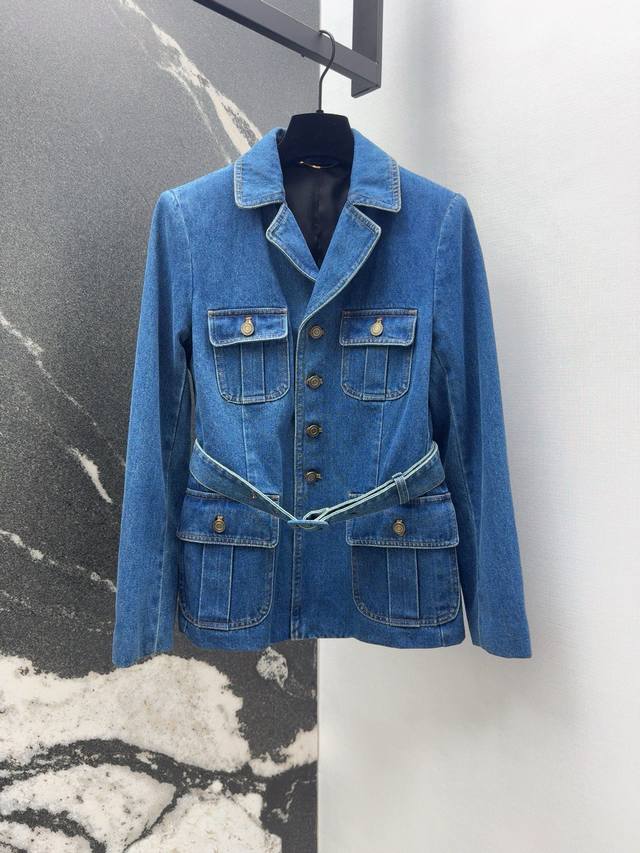 Slp30Ss 早秋新品复古帅气翻领西装牛仔外套 经典四口袋收腰版型百搭不挑人又有亮点 腰带可调节松紧 定制洗水牛仔面料挺括感很好 流畅利落的剪裁自带复古氛围感