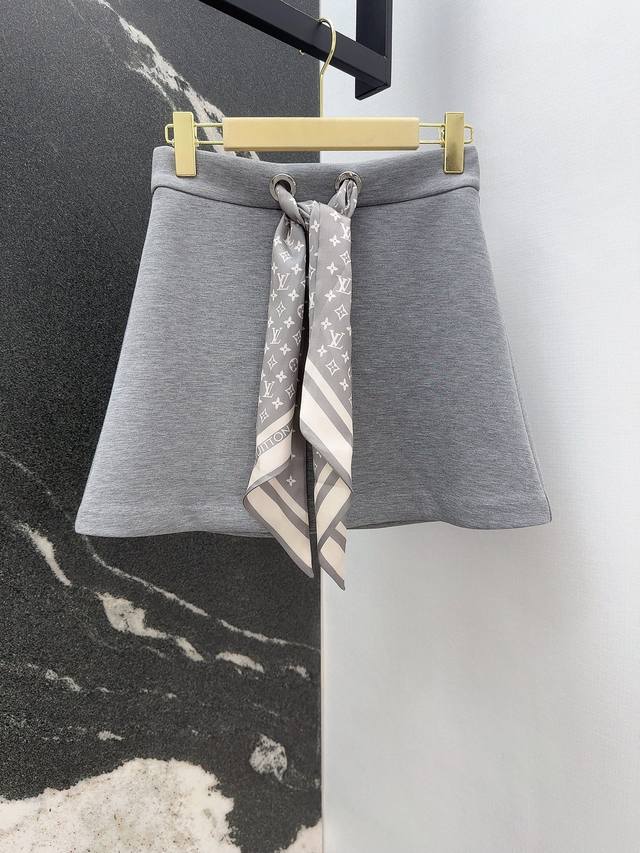 L家 25Ss 秋冬新品丝巾搭配短款连帽卫衣A字摆半裙套装 短款版型设计视觉显高显瘦 老花丝巾搭配造型随意切换 定制太空棉面料舒适亲肤 上身时髦休闲百搭不挑人