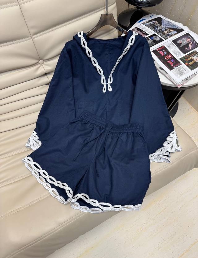 2025早秋新款套装 松弛感穿搭 白色重工镂空花边刺绣棉麻连帽衬衫松紧腰短裤套装 也太好穿了 重工刺绣设计 一套直接炸街 2色 蓝色 白色 Sml. 上衣