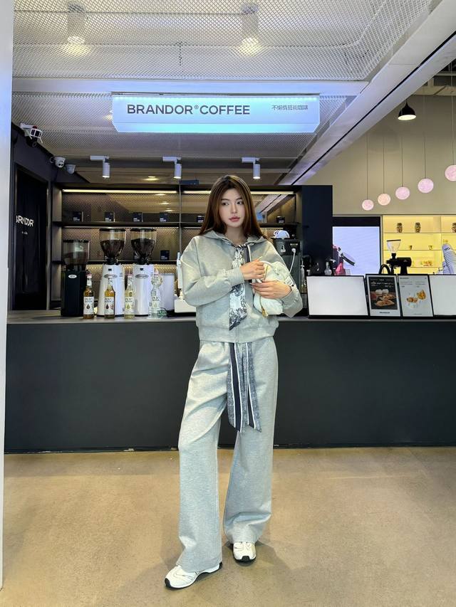 上新2025D家秋季新款丝巾休闲连帽套装，定制面料舒适轻肤，上身时髦休闲百搭不挑人。两色Sml