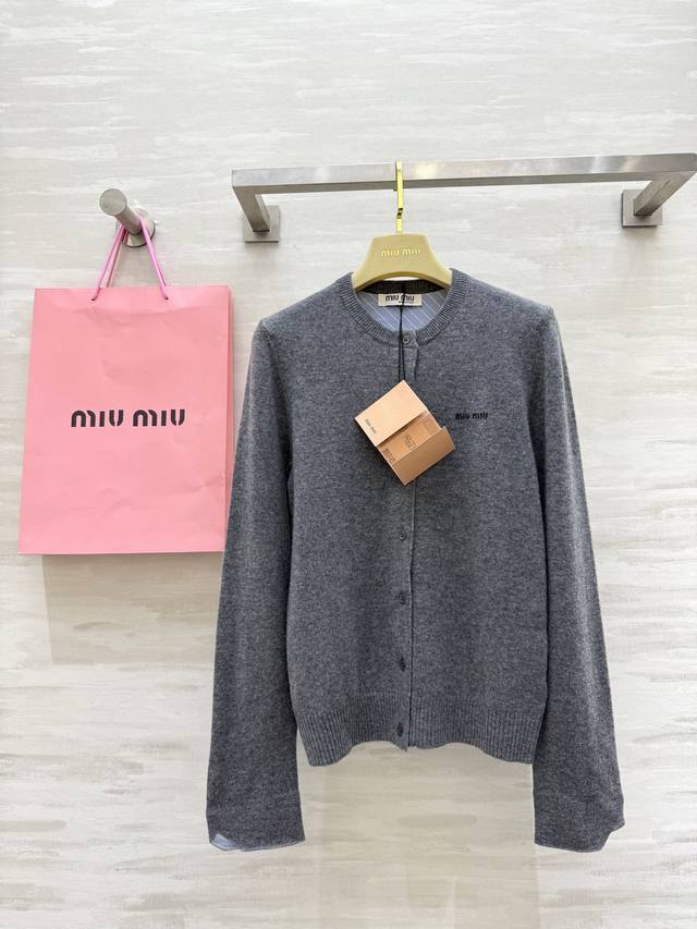 Miumi2早秋新款 羊毛开衫外套 袖子拼格设计感十足 羊毛质地保暖舒适 高品质 现货首发Size：S M L S码胸围：86，衣长：56