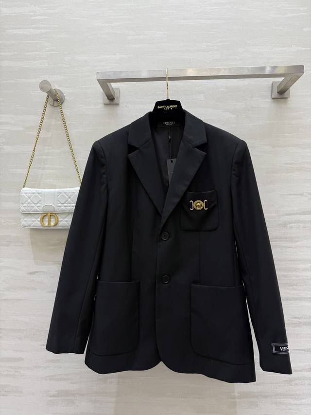 Versac2秋冬新款 经典黑色单排扣西装外套 低调奢华！平驳领单排扣沉稳正式 这件有意思的点在偏美式风格 直筒H型 无收腰的设计 既能出席正式的品牌活动 又兼