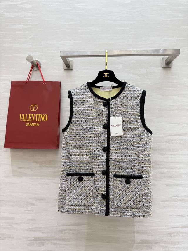 Valentio2秋冬新款马甲外套 独家开版 定制羊毛混纺面料 内里提花 重工钩织花朵扣 细节真的满分 高品质定制 现货首发Size：S M L S码胸围：94