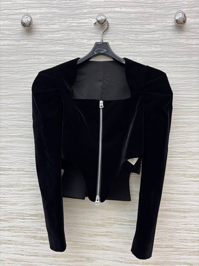 D家 25早秋新款 方领丝绒短款外套 小方领拉链式设计 短款收腰版型 上身超显身材比例 轻松拿捏气质名媛优雅又高级的白富美感 拉链式点缀超级吸睛 垫肩设计 直角