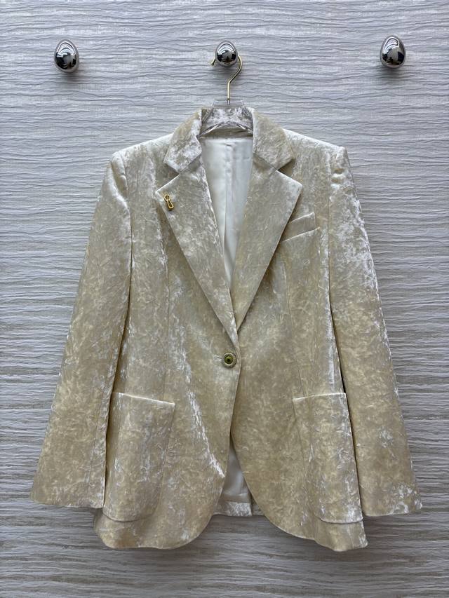 Sch家 25新款 异形扣装饰丝绒西装套装 翻领西服外套 金匙装饰直筒裤 经典宽松西装版型 随便一穿就很有街拍时髦范 休闲外搭简直绝了 简约大气高级感拉满 两色