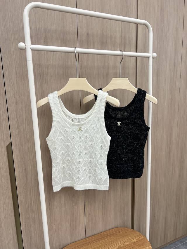 新品上架小香风2025早秋系列 超美的金线亮丝背心 软软糯糯的针织面料 立体水波纹图案 经典黑 白色系 超级好看又高级