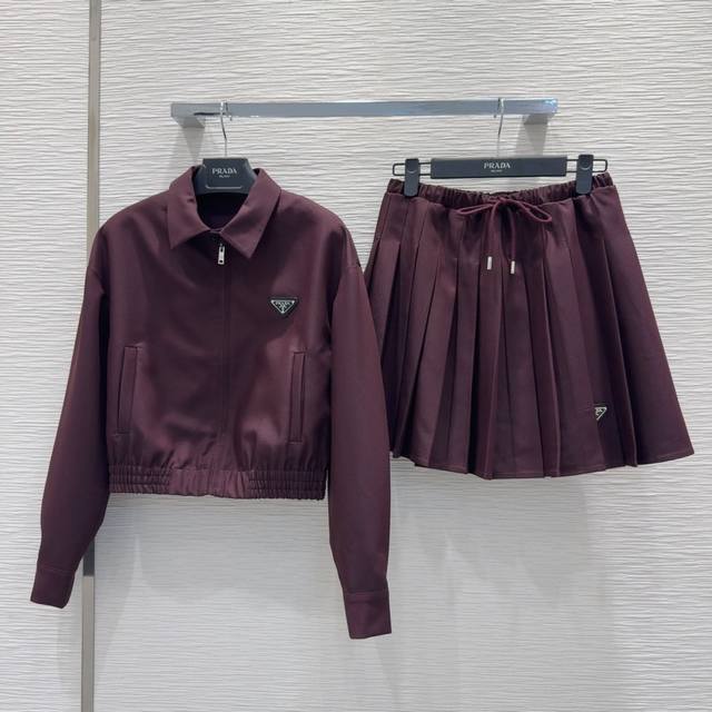prad*2025Fw新款套装 舒适度极强 没有理由可以拒绝它。可A可飒的风格，日常通勤穿什么的都是很Ok的，不挑场合的。设计独特 层次感更加丰富，满满小细节太