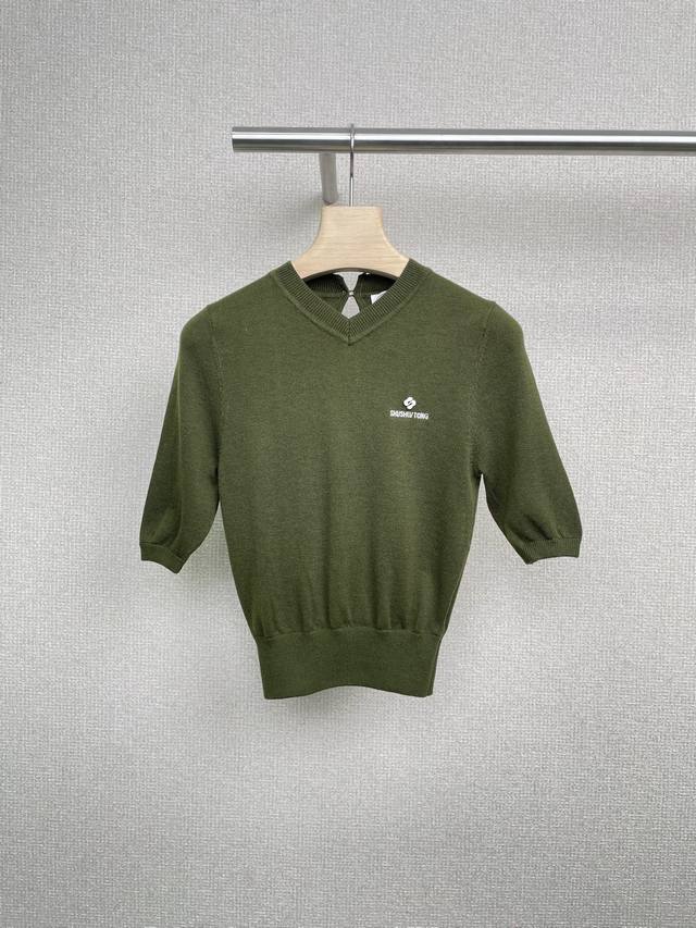 Shushutong 2025秋冬字母刺绣V领短袖针织衫，翻领结合小V领，微微露出锁骨，凸显纤细脖颈，减龄感Up，胸前精致Logo刺绣，使用品牌Logo“Sst