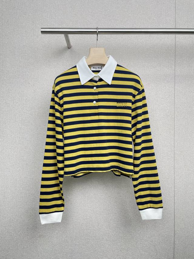 Miumiu2025秋冬新款条纹长袖polo衫，这件条纹 polo 衫把松弛感拉满，黄蓝条纹 宽松版型，像把 “咖啡馆午后” 穿在身上，polo 衫的松弛魔法，