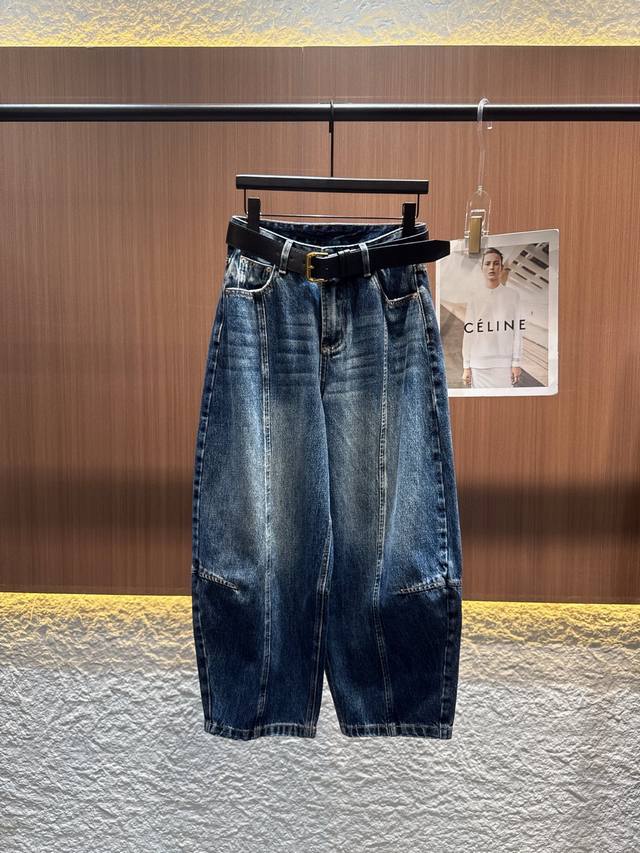 Acne 2025新款牛仔裤自带松弛感～经典牛仔蓝做旧水洗，复古氛围拉满，独特拼接剪裁，巧妙修饰腿型，阔腿束口设计，随性又藏肉。搭配的黑色皮带增添利落感，可自由