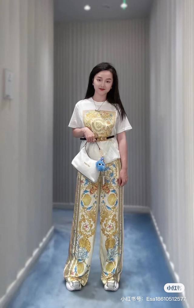 Versac*新款宫廷风时尚印花休闲两件套装！字母Logo画框图案印花短袖T恤上衣黑色小布标装饰后背松紧腰头宽松时尚阔腿裤长裤！ M码：肩宽42，胸围92，袖长