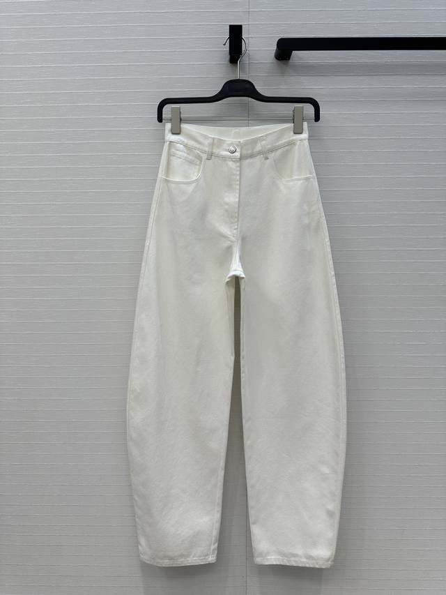 独家首发 爆单推荐，Alai*25新品时髦精穿搭！白色洗水牛仔裤！品牌调性立裁弯刀设计上身A爆啦！经典中高腰版型不挑人百搭又时髦！提臀后腰设计上身超显瘦！进口洗