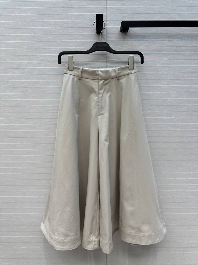 强烈推荐 Bv新品高智感简洁穿搭日常通勤风，宽松休闲半身裤裙，大A摆剪裁不挑人版型演绎随性优雅的高级感！经典三角标识后口袋细节，做工品质看细节，两色3码。S码：