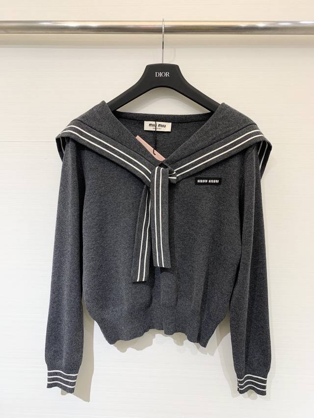 Miumi* 25秋冬新款 线条领边海军领针织长袖 胸前Logo点缀 高腰短款版型 减龄俏皮 两色Sml