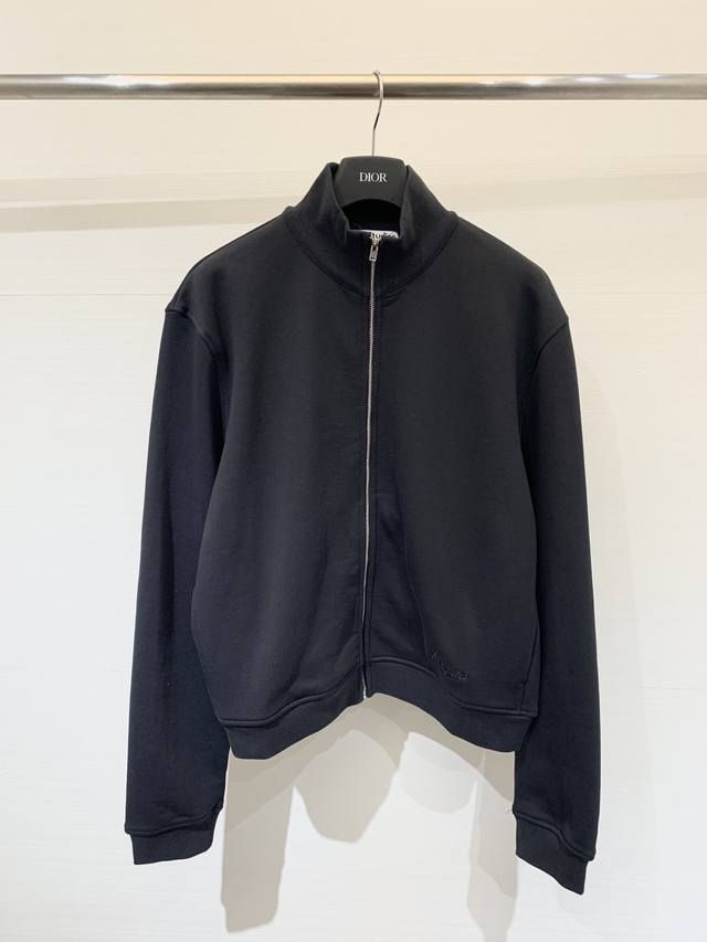 Acnestudios 25秋冬系列款 后背水洗做旧刺绣英文字母长袖开衫卫衣 水洗做旧手工磨破工艺 后背标志性的刺绣字母 非常基础却又充满细节感 宽松廓形的剪裁