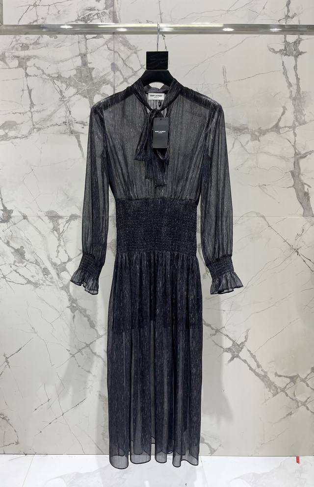 圣家早春新款蝴蝶结飘带微透感连衣裙 蝴蝶结飘带设计，简直是甜美与优雅的完美结合！ 飘带随风摇曳，就像是春日里的微风，轻轻拂过你的脸颊，带来无尽的温柔与浪漫。 连