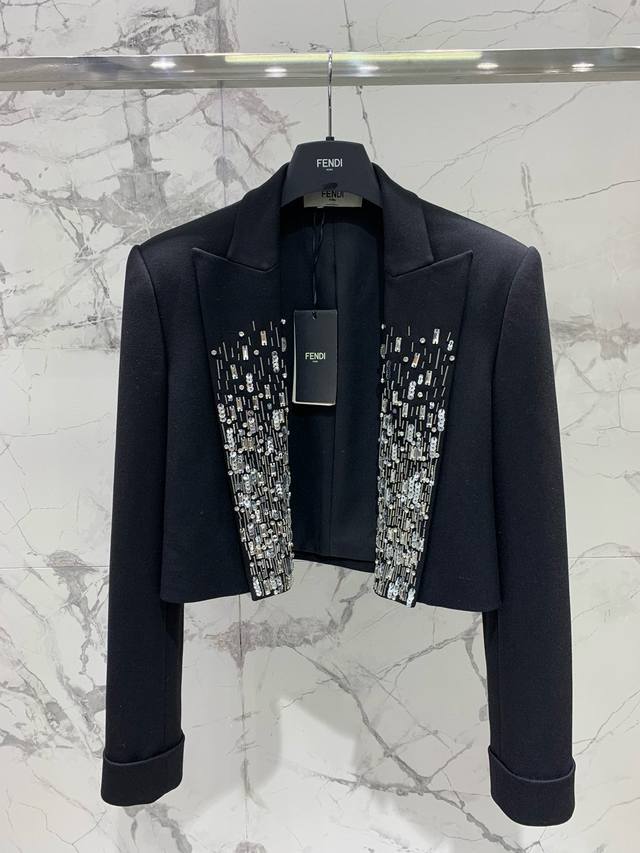 芬家新款领钻礼服西服 解锁你的时尚宇宙密码 仿佛置身于浩瀚的宇宙之中，每一颗璀璨的钻石都在领口跳跃，就像是夜空中最亮的星，引领着时尚的潮流方向。 这件能让你在正