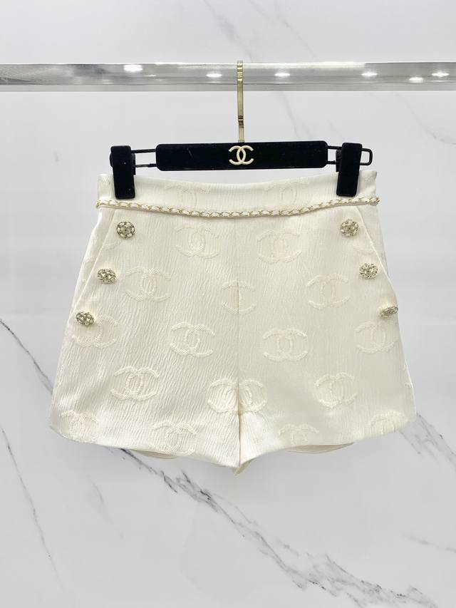 Logo金扣链条高腰短裤 定制Logo提花工艺面料关泽度高手感柔软细腻 金色链条定制花型Logo纽扣 高腰A字版型显瘦百搭显腿长得 码数Sml