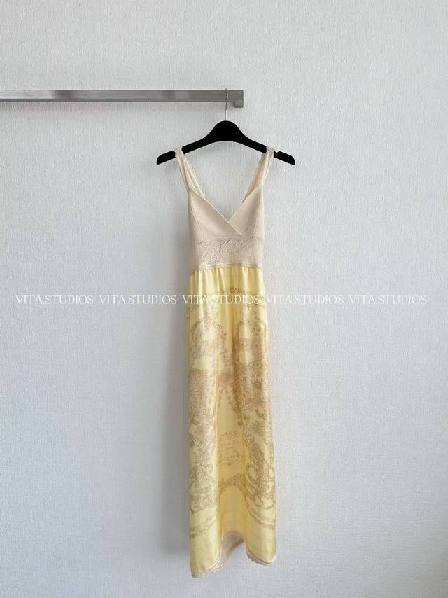 爆款现货 网眼印花真丝斜纹V领背心连衣裙 选用100%真丝、16姆米斜纹绸宽幅面料，质感柔软顺滑亲肤。数码活性直喷花卉印花工艺，按Yb精准定位每一处图案，将真丝