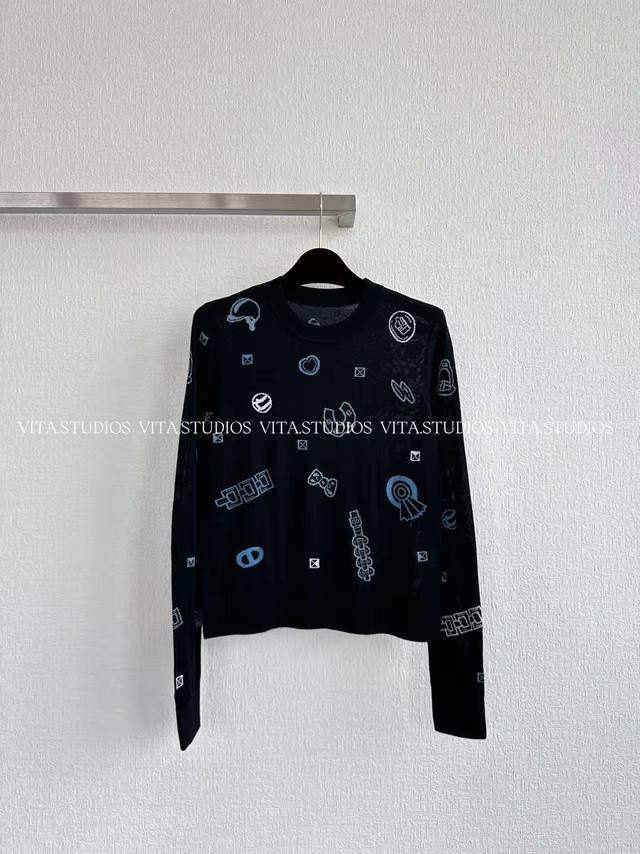 新品预售 图案印花毛衫 深蓝色的羊毛上衣作为基础色调，沉稳且百搭。上面点缀的浅蓝色图案，增加了视觉趣味性和独特感，打破纯色的单调，让整体造型更具个性 。脖子上搭