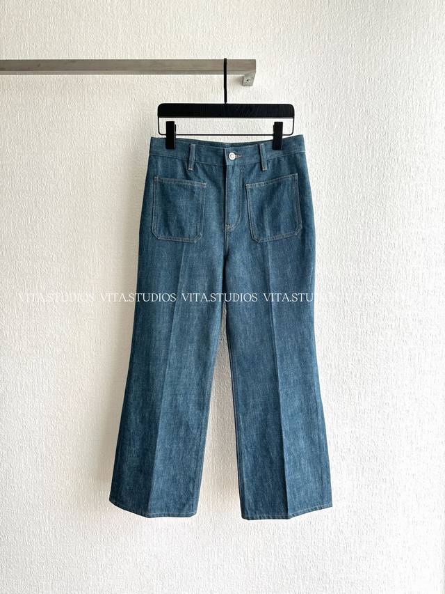 爆款现货 直筒牛仔裤 选用100%日本进口牛仔棉 每一根纤维都带着原产地的阳光与风土 织成最纯粹的牛仔灵魂 未经杂质的干扰 只有棉的本真 像第二层肌肤般懂得呼吸