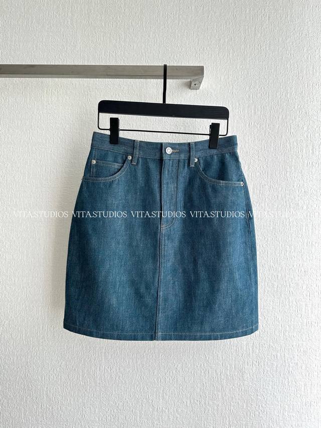 爆款现货 牛仔中长半身裙 选用100%日本进口牛仔棉 每一根纤维都带着原产地的阳光与风土 织成最纯粹的牛仔灵魂 未经杂质的干扰 只有棉的本真 像第二层肌肤般懂得