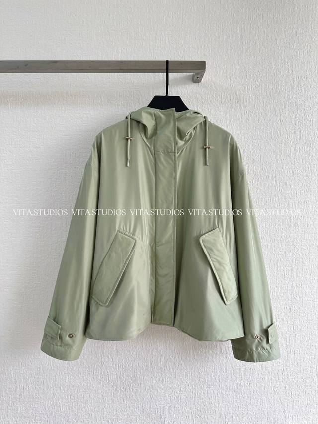 新品预售 抽绳连帽外套 选用100%桑蚕丝 真丝至臻 以全手工甄选的桑蚕丝织就 轻盈中透着不可复制的矜贵 天然的调温特性 让优雅与舒适浑然一体 温柔到骨子里的低