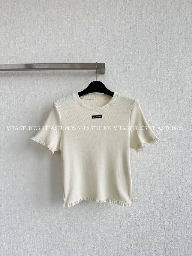 爆款少量现货 蕾丝花边针织短袖 选用100棉 通体细密竖坑条纹钩针肌理交织 自带修身效果， 全件4线打边锁边 前中贴订制标点缀 ，由冚车工艺定型袖口下脚蕾丝花边