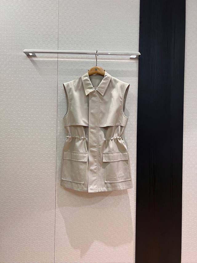 新款来袭 Lp翻领收腰马甲外套 工装风大口袋装饰 经典格纹内衬 开模五金扣子 刺绣Logo字母 抽绳收腰调节休闲时尚 帅气甜飒 Sml